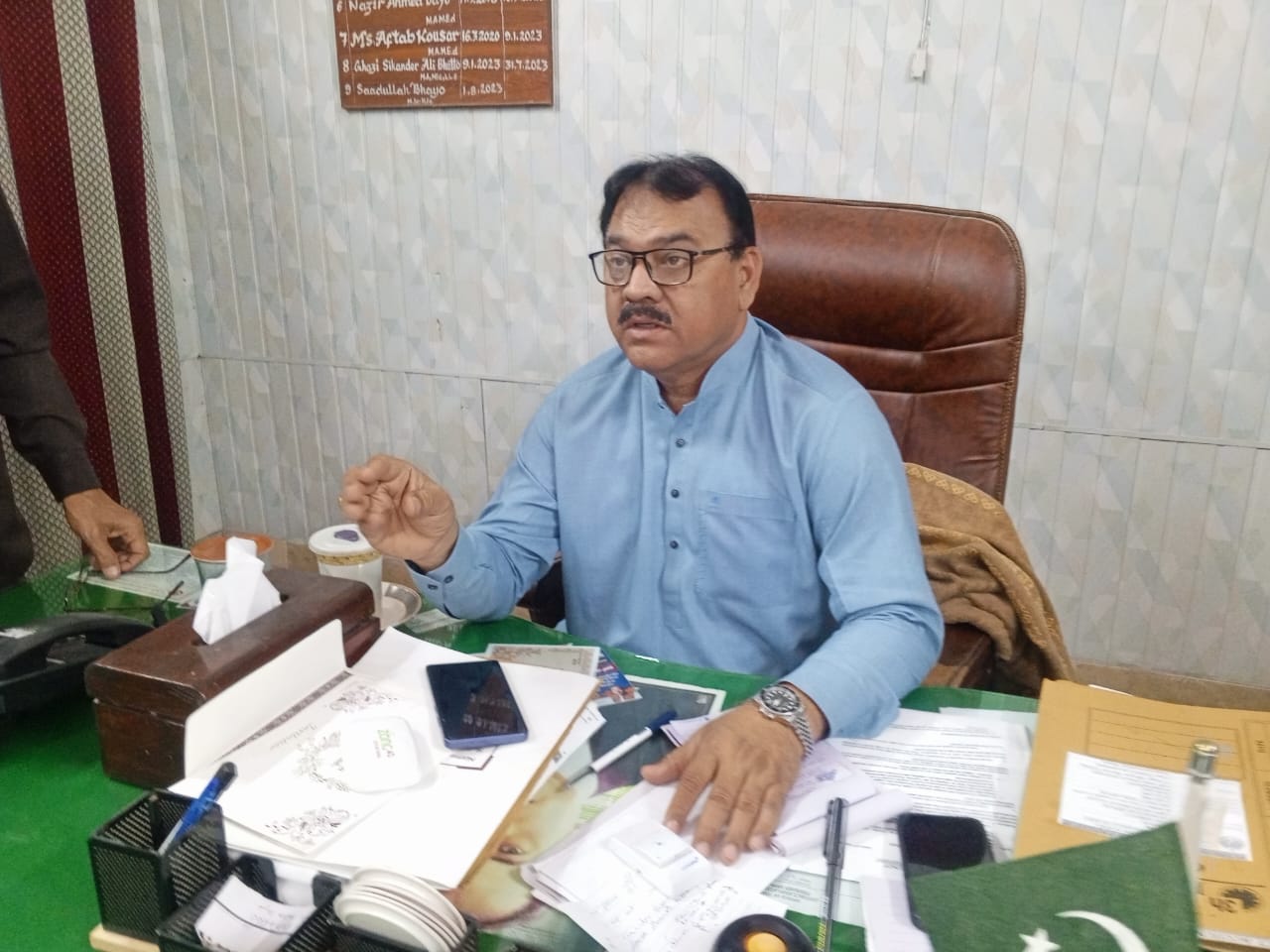 ڊي سي شڪارپور پاران ڊي اي او آفيس کي تالا هڻڻ واري واقعي جو نوٽيس