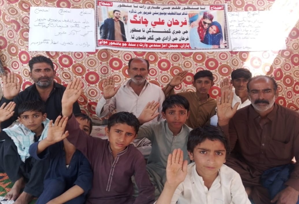 ھڱورجا مان 9ڏينهن اڳ مبينا کنڀجي ويل لطيف يونيورسٽي جي شاگرد جي آزادي لاءِ احتجاج جاري