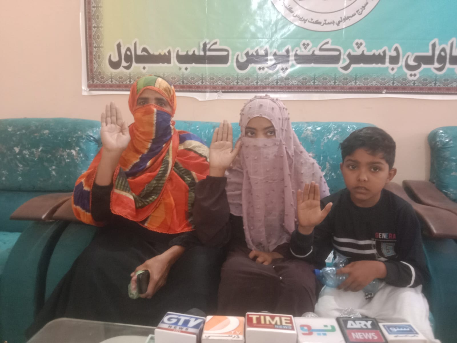 دڙي واسي بيواهه عورت جو ڌي ۽ پٽ سميت سجاول ۾ احتجاج