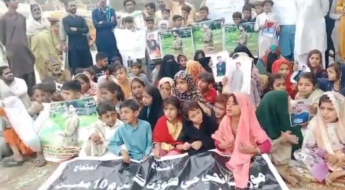 مورو میں بے گناہ قیدیوں کی رہائی کے لیے ورثاء اور تنظیموں کا تیسرے دن بھی احتجاجی دھرنا