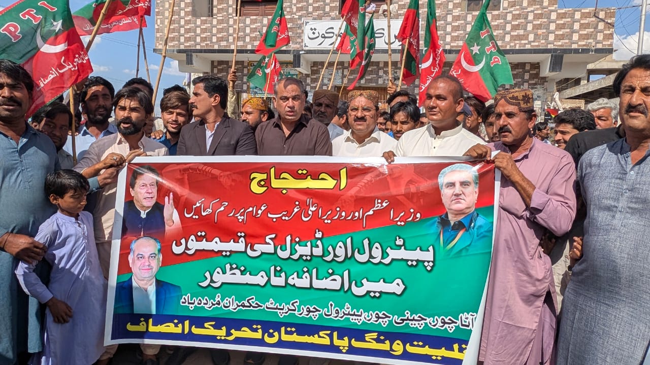 پيٽروليم اگهن ۾ واڌ خلاف عمرڪوٽ ۾ احتجاجن جي لهر، رڪشا ڊرائيورن جو ڌرڻو، ڀاڙن ۾ واڌ سان عوام پريشان