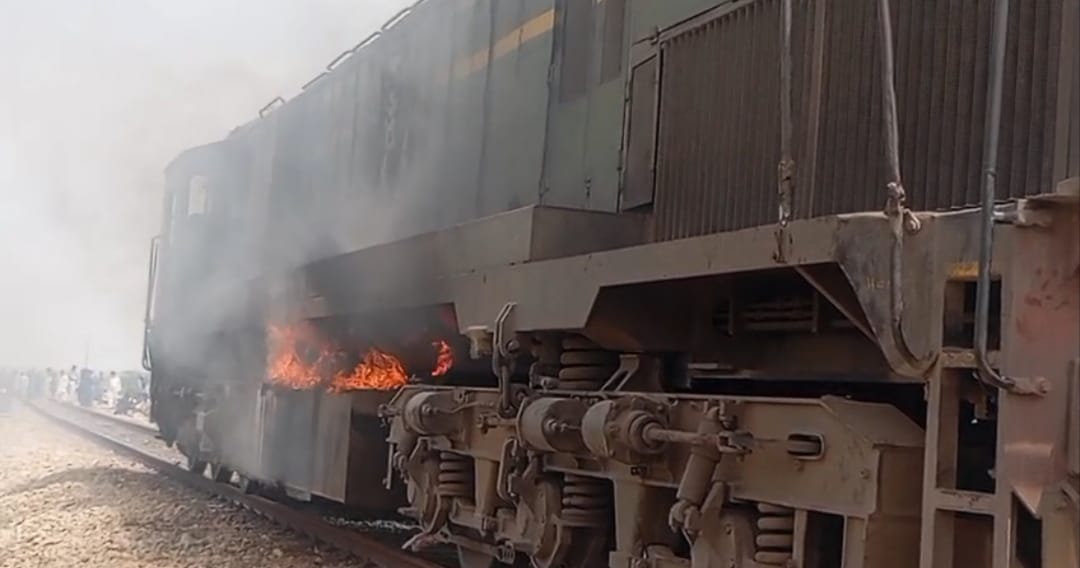 ڪراچيءَ کان لاهور ويندڙ رحمان بابا ٽرين جي انجڻ کي باهه