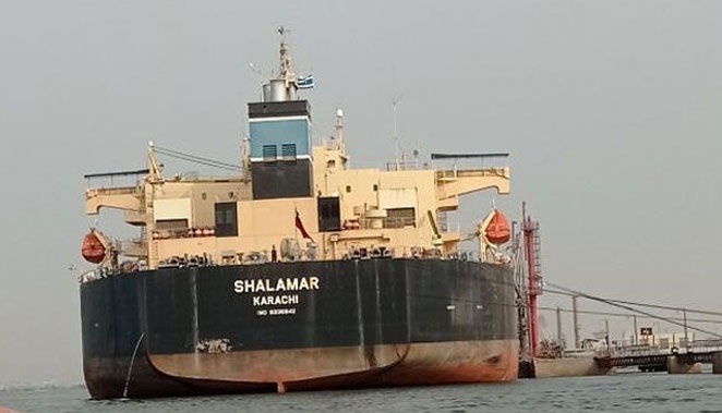 آبنائے ہرمز سے گزرنے والا پاکستانی جہاز خام تیل لے کر کراچی پورٹ پہنچ گیا