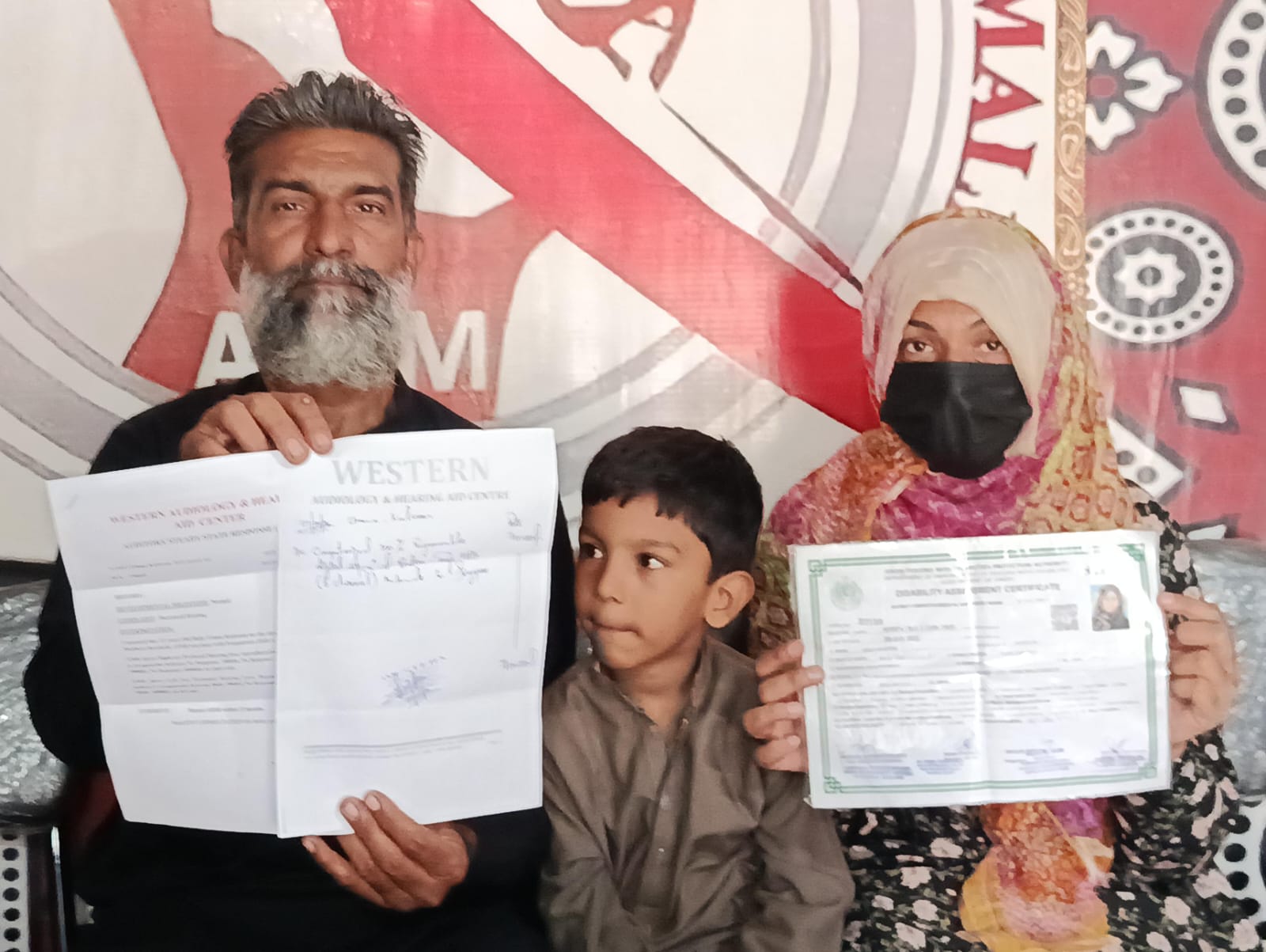 ملير: عيدو ڳوٺ جي معصوم نياڻي ٻڌڻ ۽ ڳالهائڻ کان محروم، علاج لاءِ والدين جي اپيل