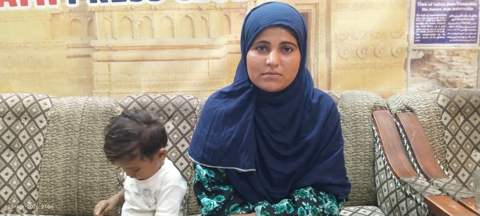 ٺٽي ۾ چوهڙ جمالي واسڻ عورت جو مڙس خلاف احتجاج