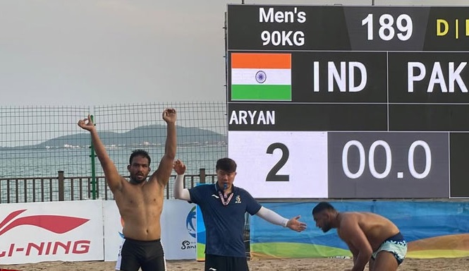 ایشین بیچ گیمز: پاکستانی ریسلر نے بھارتی پہلوان کو شکست دے کر اگلے مرحلے میں جگہ بنا لی