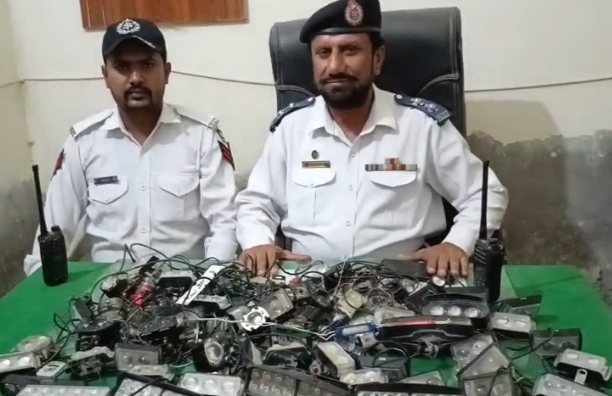 شڪارپور ۾ ٽريفڪ پوليس جو جون فينسي لائيٽس وارين گاڏين خلاف ڪريڪ ڊائون
