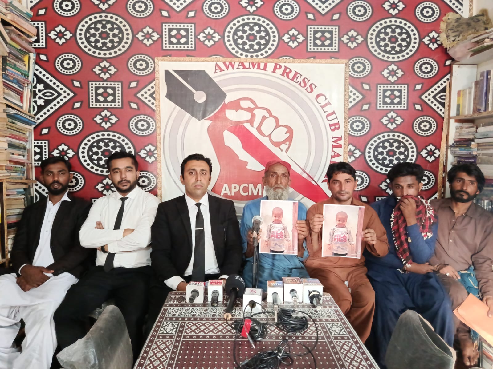 ملير: کليل گٽر ۾ ڪري  فوت ٿيندڙ معصوم ٻار جي وارثن جو وڪيلن سميت احتجاج