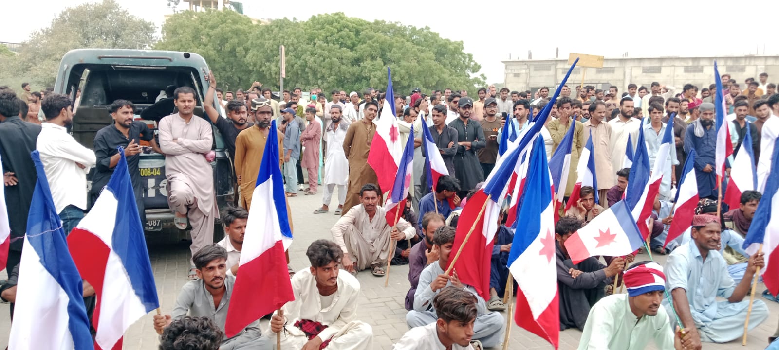 ملير لڳ قاسم ڪمپني جي مرڪزي گيٽ آڏو ڌرڻو، مقامي ماڻهن کي روزگار نه ڏيڻ خلاف احتجاج