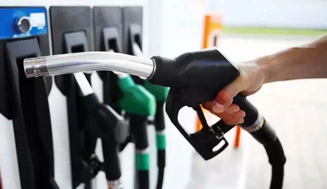 عوام کے لیے بڑی خوشخبری، حکومت کا پیٹرول 74 اور ڈیزل 67 روپے فی لیٹر سستا کرنے کا اعلان