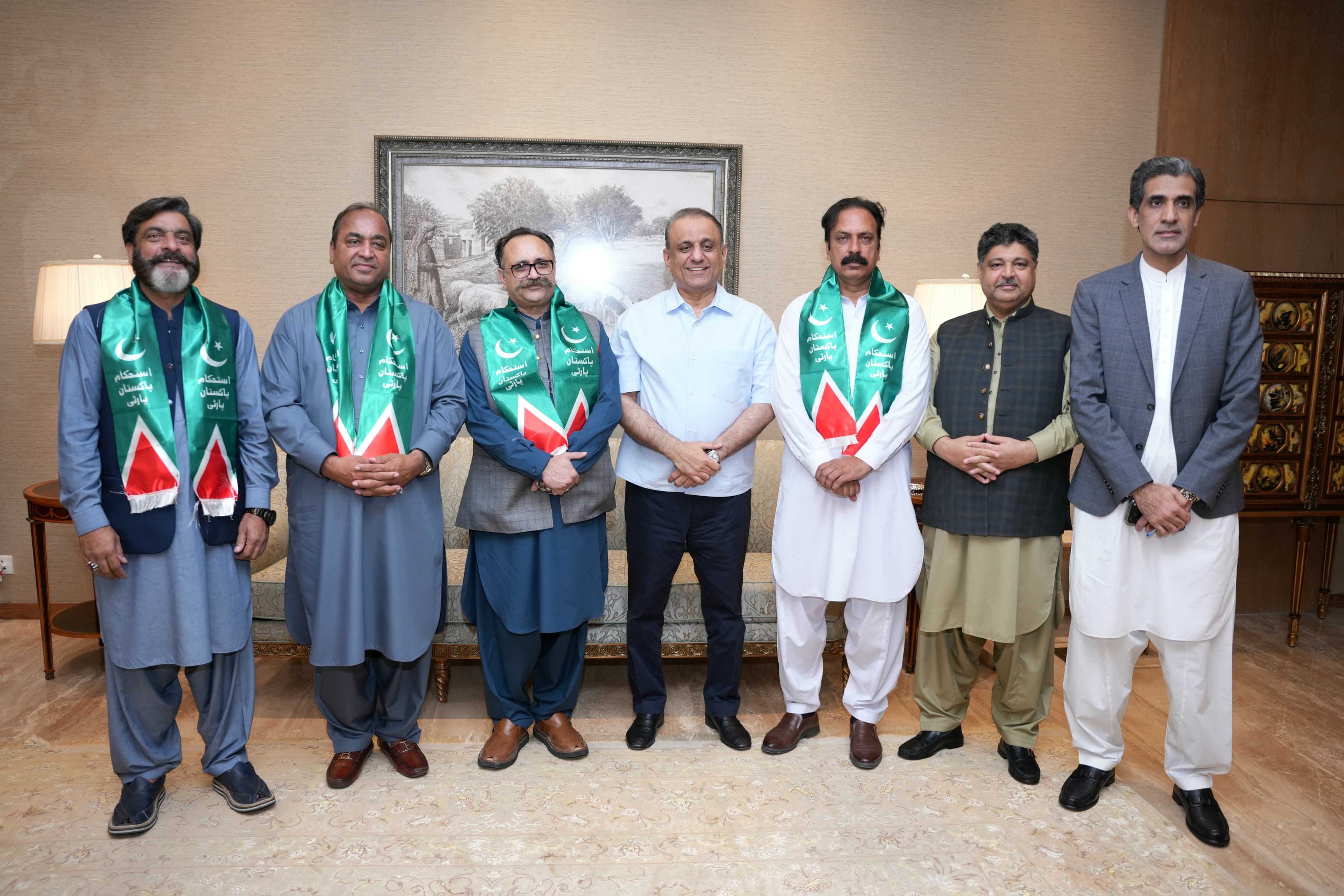 آزاد جموں و کشمیر کا سابق وزیر اعظم سردار تنویر الیاس اپنے اہم ساتھیوں سابق وزراء علی شان سونی، ڈاکٹر نثار انصر ابدالی سمیت استحکام پاکستان پارٹی (آئی پی پی) میں شامل