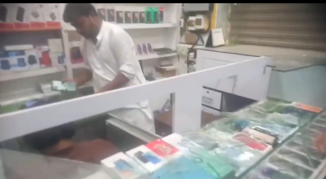 نوشھروفيروز ۾ آغا سجاد ميمڻ جي موبائيل شاپ تي مبينا حملو