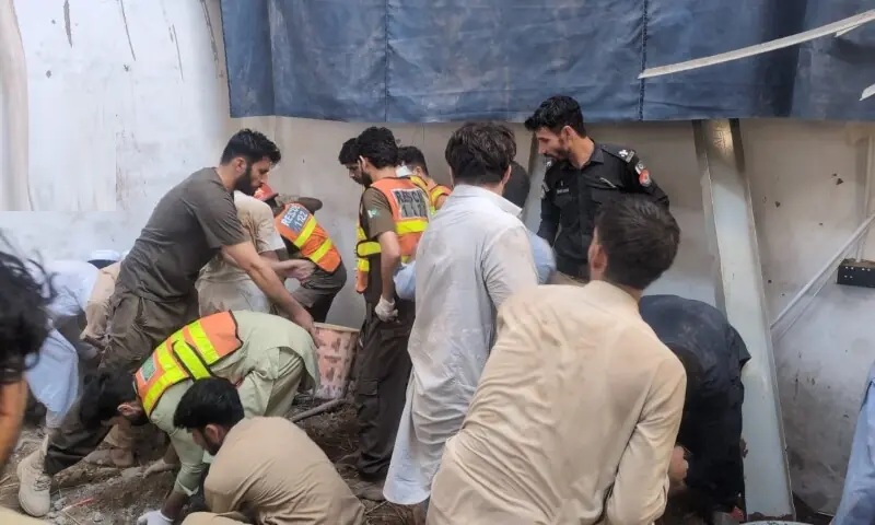 پشاور میں اسکول کی چھت گرنے سے 33 افراد جاں بحق، متعدد بچے زخمی
