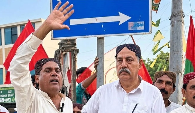 وحدتِ سندھ مارچ کے دوران گرفتاریوں کے خلاف جناح باغ چوک پر ریاض چانڈیو اور نیاز کالانی کی قیادت میں دھرنا